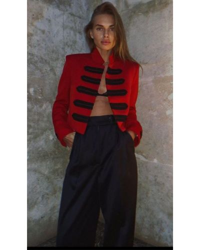 Las chaquetas Napoleón se pueden usar con o sin blusa abajo