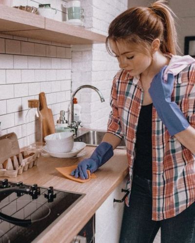 Limpieza de grasa en muebles de cocina de madera con productos caseros