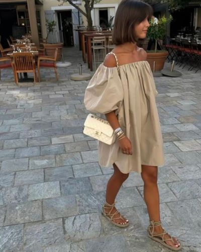 Sandalias espartanas con vestido arena de mangas globo 