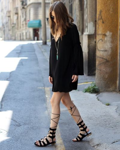 Sandalias espartanas con vestido suelto en color negro 