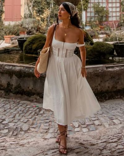 Sandalias espartanas con vestido de corte midi en color blanco 