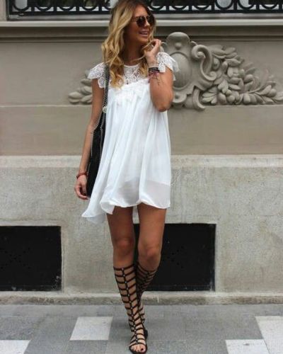 Sandalias espartanas con vestido suelto en color blanco 