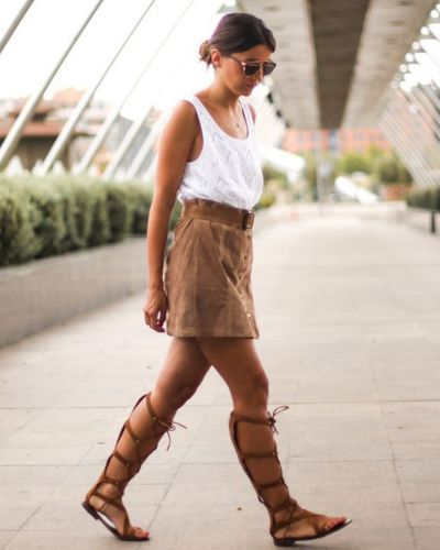 Las sandalias espartanas llegan con diseños minimalistas, donde las tiras son más gruesas y en colores neutros