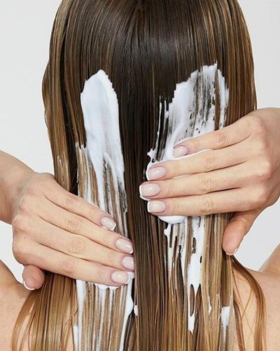 Los cuidados si vas a planchar tu cabello en climas con humedad empiezan desde la ducha