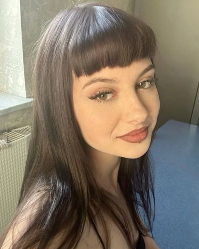 Fleco recto y corto (sobre las cejas)