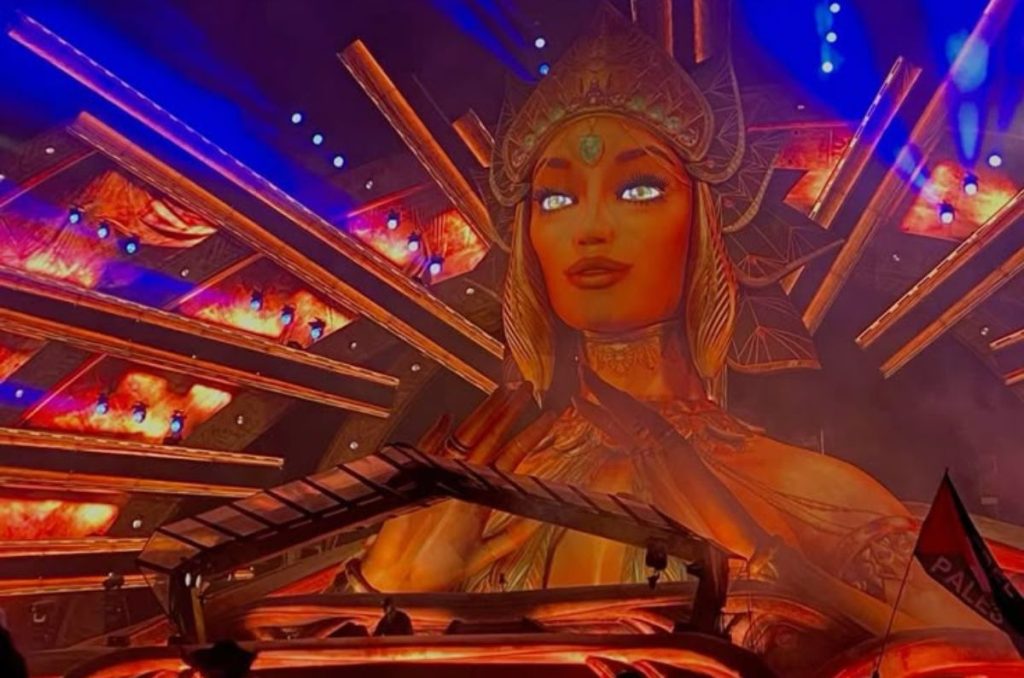 Escenario principal de EDC México 2026 con figura monumental iluminada y producción audiovisual en el Autódromo Hermanos Rodríguez.