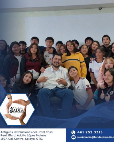 Foto grupal de Eduardo Vargas con estudiantes; aparece el logo de Fundación ADIS, iniciativa enfocada en discapacidad y resiliencia.