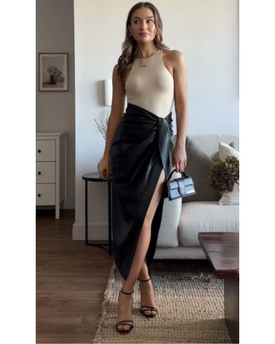 Las faldas midi con abertura lateral reflejan sensualidad y poder, dos claves para un outfit en tendencia y poderoso del 2026 