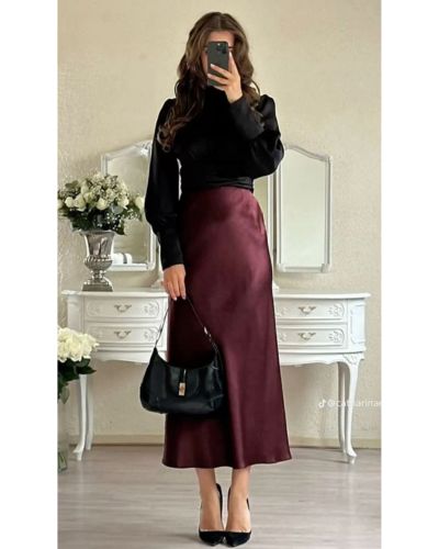 El satín funciona tanto como para looks de día como looks de noche 