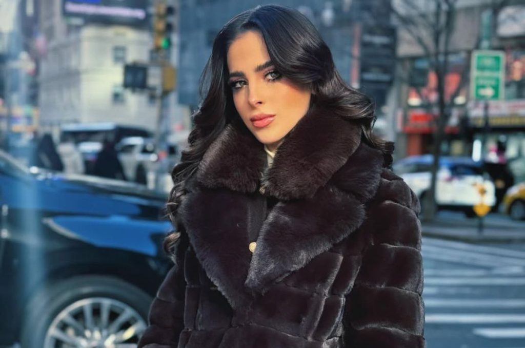 El estado de salud de Fátima Bosch es estable tras su desmado en ecuador. Foto de Fátima Bosch posando en Nueva York con un abrigo de peluche en color café