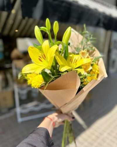Los lirios son otra opción de flores amarillas, perfectas para regalar el 21 de marzo 