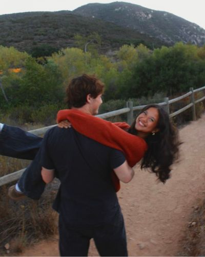 Cargar a tu novia como lo hacen los recién casados es una imagen bonita, clásica y muy romántica