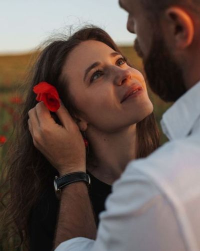 Las fotos donde la pareja aparece mirándosea los ojos es una de las poses más románticas y perfectas para recrear este San Valentín 