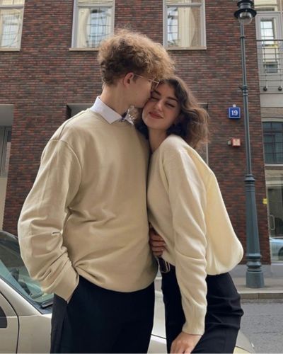 Matching outfits en pareja con un suéter en color amarillo y pantalones negros 