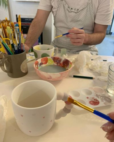 Regalos de experiencias: Una pareja acude a un taller de cerámica