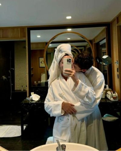 Momento en pareja disfrutando de un día de spa relajante 