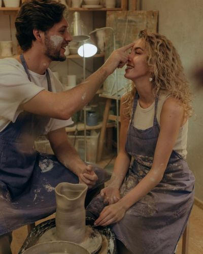 Momento en pareja en el Día de San Valentín. A ambos se les ve disfrutando de un momento de cerámica.