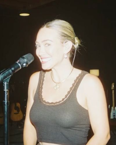 Foto de Hilary Duff en el estudio, la artista regresará para interpretar temas del inicio de su carrera y nuevas canciones en las que ha estado trabajando