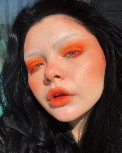 Maquillaje con labial naranja