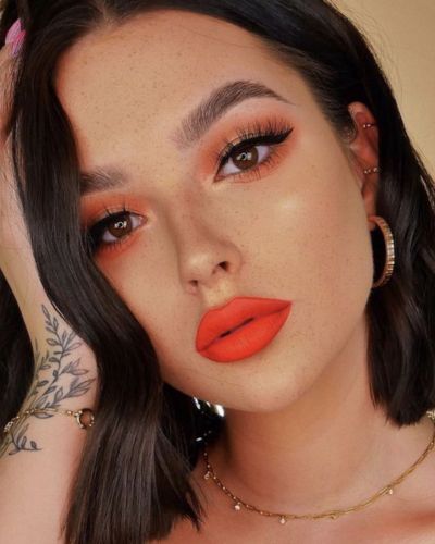 Maquillaje con labial naranja