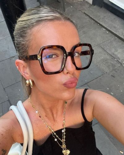 Tu cabello no debe ser un impedimento para lucir gafas grandes, peinados recogidos y semi recogidos son perfectos 