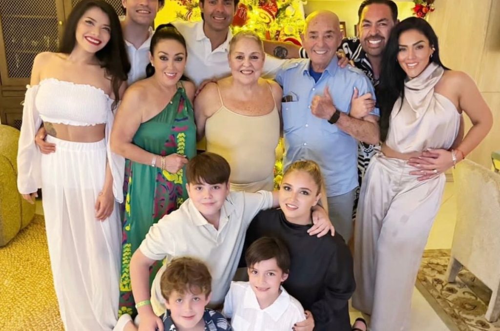 Lupita D’Alessio posa junto a su familia en una reunión donde aparecen varios hijos y nietos en un ambiente festivo.