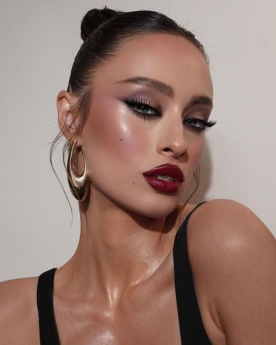 Piel luminosa y perfectamente trabajada, cejas definidas, delineado felino y labios rojos intensos es clave para un look seductor