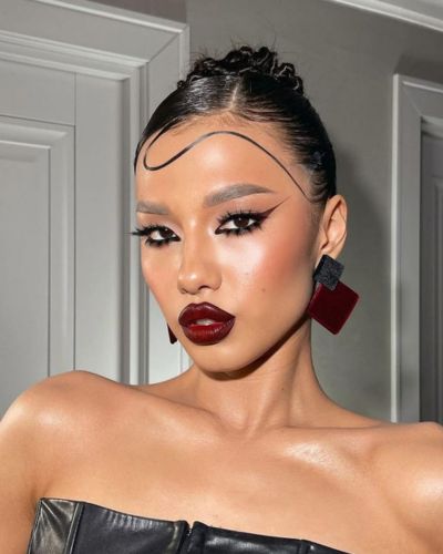 Si quieres un maquillaje femme fatale más sutil elige llevar tus labios como protagonistas y un delineado intenso