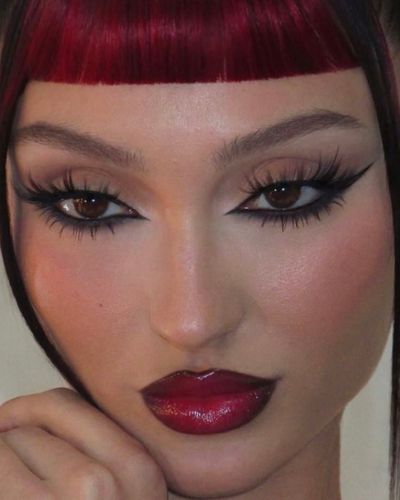 Maquillaje con delineado cat eye intenso 