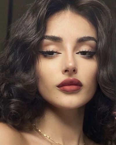 Maquillaje con labial rojo 