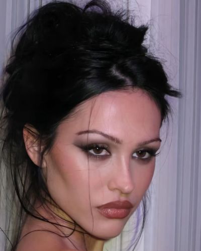 Maquillaje femme fatale con el cabello recogido