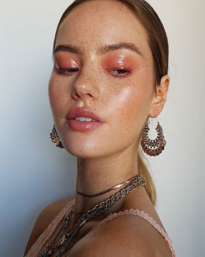 Un maquillaje monocromático con acabado glossy sigue la tendencia con un giro más juvenil