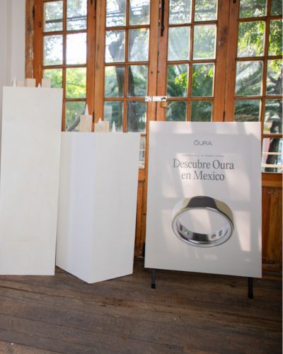 Espacio de presentación de OURA Ring 4 en México con letrero “Descubre Oura en Mexico” y branding de la marca.