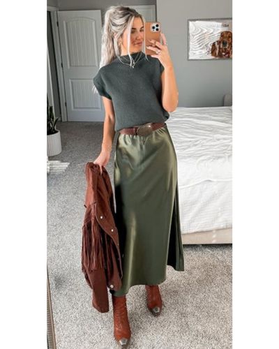 Esta primavera crea outfits con faldas midi y botas largas en tonos neutros 