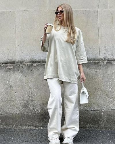 Los looks blancos están de moda por la manera en que iluminan tu rostro bajo el sol