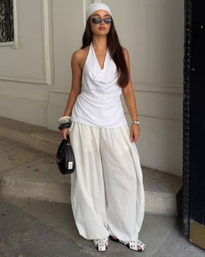 Sigue las tendencias en pantalones, pero en total white y añade accesorios chic como brazaletes chunky y pañuelos en la cabeza
