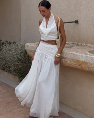 Outfit total white con falda y top de cuello halter