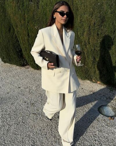 Outfit total white con traje sastre 