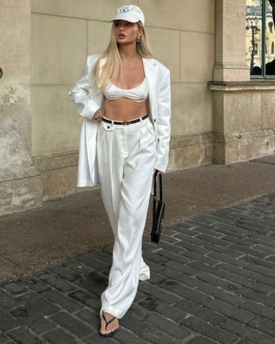 Outfit total white con pantalones anchos y bralette