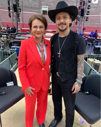Pati Chapoy y Christian Nodal el día de su entrevista en la plaza de toros México