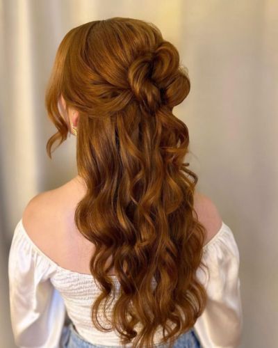 Los peinados al estilo Bridgerton no necesitan ser complicados, todo lo contrario deben ser funcionales a la época actual