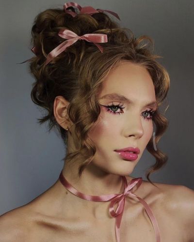 Los peinados al estilo Bridgerton deben tener accesorios y colores románticos y femeninos