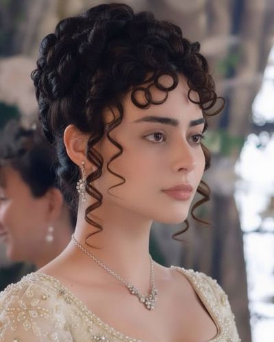 Los chongos forman parte de los peinados inspirados en Bridgerton