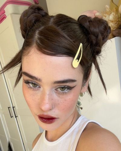 Peinados con cabello recogido para asistir a la marcha del 8M: space buns
