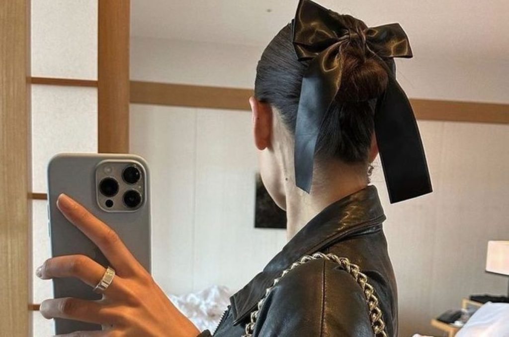 Peinados con cabello recogido para asistir a la marcha del 8M: chongo bajo slick con moño café