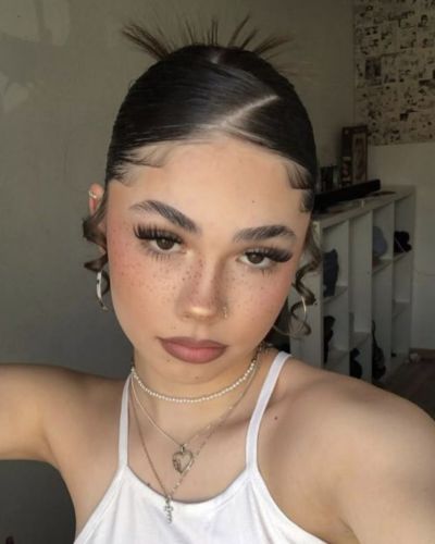 Peinados con cabello recogido para asistir a la marcha del 8M: chongo retro