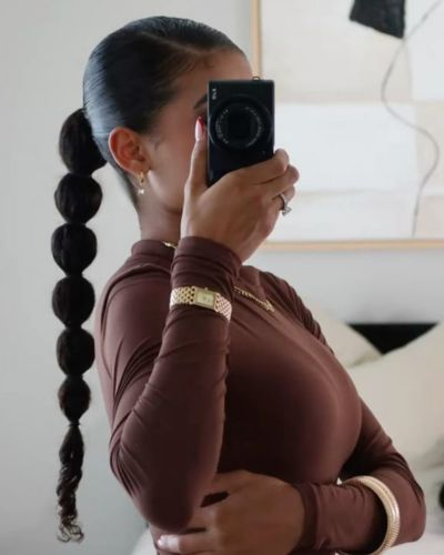 Peinados con cabello recogido para asistir a la marcha del 8M: coleta burbuja