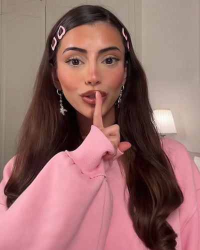 Llevar el cabello suelto no es lo más recomendable si acudirás a un evento al aire libre 