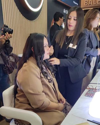 Estaciones de styling con luces y espejos en la pop up de Rowenta del Palacio de Hierro de Polanco, para probar herramientas para el cabello.