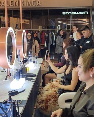 Asesoría personalizada en la pop up de Rowenta: una experta guía el uso de herramientas para el cabello dentro del Palacio de Hierro de Polanco.